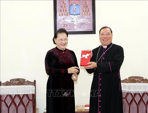 응우옌 티 낌 응언 국회의장, 하노이 카톨릭 대주교관 방문 - ảnh 1