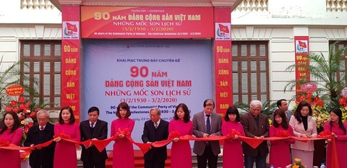 “베트남 공산당 창립 90 주년 – 역사적인 이정표” 전시회 개막 - ảnh 1