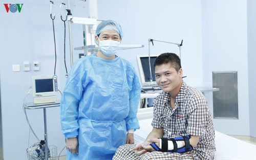 베트남, 세계에 처음으로 살아 있는 기증자로부터의 사지 이식 성공  - ảnh 2