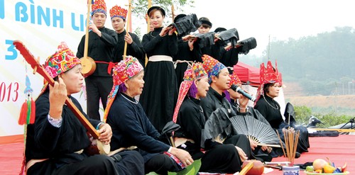 꽝닌 (Quảng Ninh)성 따이 소수민족의 전통 악기 단띤 (đàn Tính) - ảnh 1
