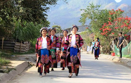 롤로 (Lô Lô) 소수민족의 분장 축제 - ảnh 1