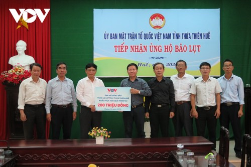 베트남 라디오방송국, 꽝찌, 트어티엔-후에 2 지역의 폭우 피해자에게  4억 동 지원 - ảnh 1