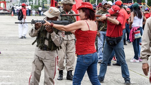 Le Venezuela déploie chars et militaires face à la “menace” américaine - ảnh 1