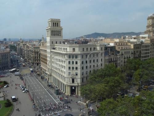  Le parlement catalan se soumet à la décision de Madrid sur sa dissolution - ảnh 1