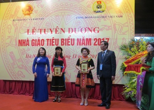 La journée des enseignants célébrée au Vietnam - ảnh 1