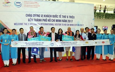 Ho Chi Minh-ville accueille son 6 millionième touriste étranger de 2017 - ảnh 1