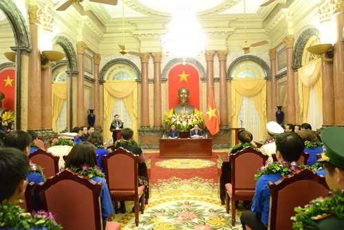 Le chef de l’Etat rencontre les cadres exemplaires de l’Union de la jeunesse communiste Ho Chi Minh - ảnh 2
