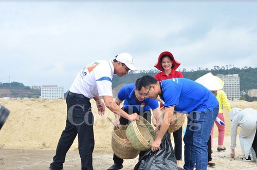 Quang Ninh: nettoyer les plages de la baie d’Ha Long - ảnh 1