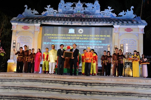  Quang Nam fête le certificat de patrimoine culturel mondial pour le chant bài chòi  - ảnh 1