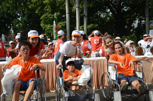 Marche pour les victimes de la dioxine et les handicapés à Hô Chi Minh-ville - ảnh 1