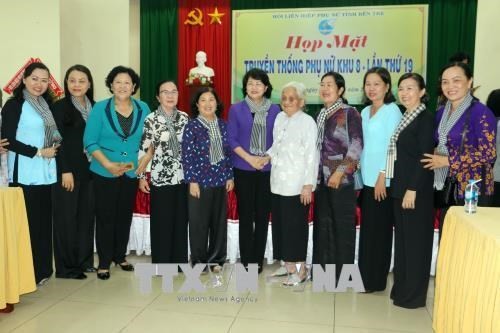 Dang Thi Ngoc Thinh à la rencontre des femmes de la 8e zone - ảnh 1