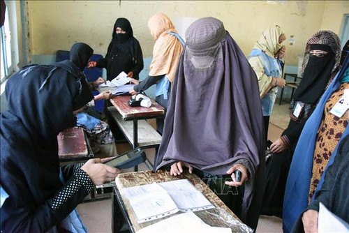 Afghanistan: un kamikaze vise le personnel électoral, un mort et six blessés - ảnh 1
