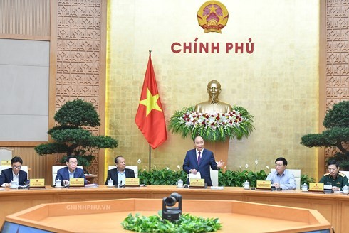 Réunion gouvernementale sous la houlette du Premier ministre Nguyên Xuân Phuc - ảnh 1