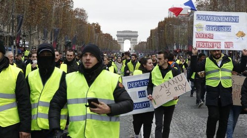 Gilets jaunes: 101 personnes placées en garde à vue à Paris - ảnh 1