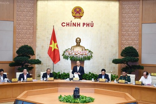 Le PM Nguyên Xuân Phuc préside la réunion du gouvernement de novembre - ảnh 1