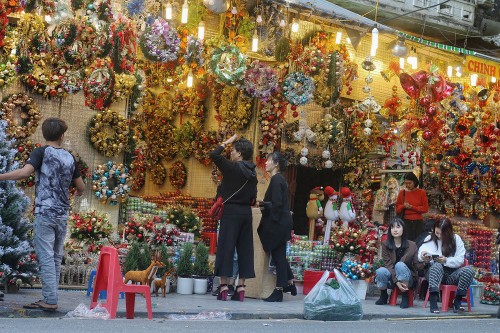 Achats de Noël: les marchandises vietnamiennes ont la côte - ảnh 3