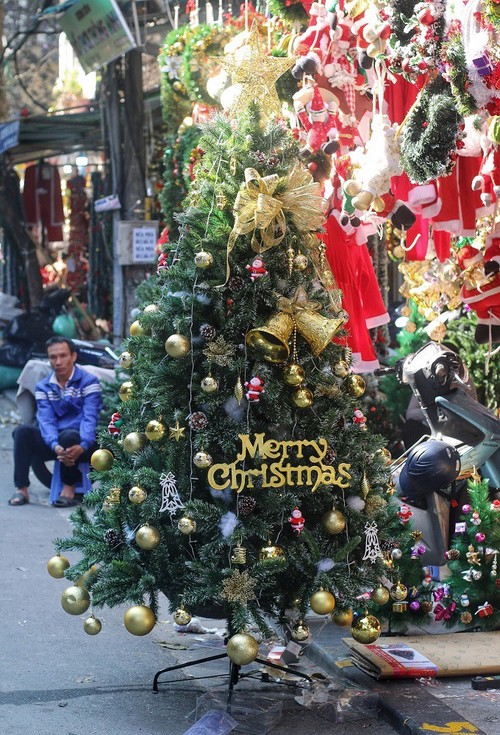 Achats de Noël: les marchandises vietnamiennes ont la côte - ảnh 2