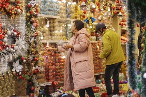 Achats de Noël: les marchandises vietnamiennes ont la côte - ảnh 1