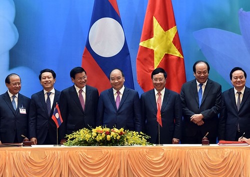 Le Premier ministre laotien achève sa visite au Vietnam - ảnh 1