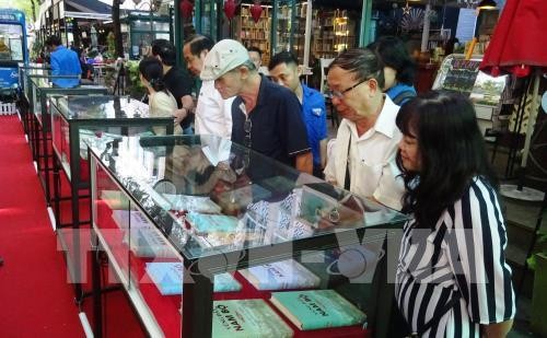 Hô Chi Minh-ville : La rue aux livres du Têt du Cochon présentera 100.000 publications - ảnh 1