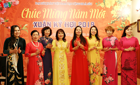 Les communautés vietnamiennes de l’étranger fêtent le Nouvel an lunaire   - ảnh 1