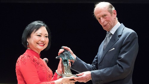 « La petite fille au Napalm » Phan Thi Kim Phuc reçoit le prix de la paix de Dresde - ảnh 1