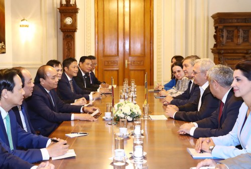 Nguyên Xuân Phuc rencontre le président de la chambre basse roumaine - ảnh 2