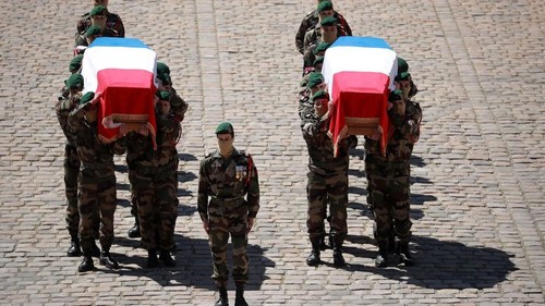 France: hommage national aux deux militaires tués au Burkina Faso  - ảnh 1