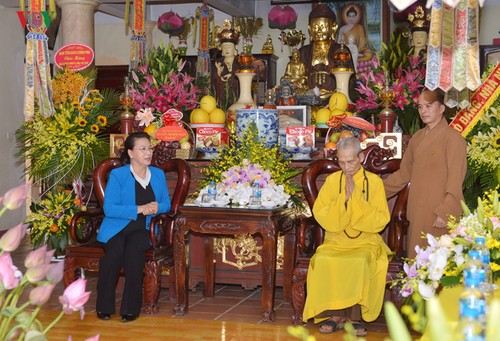 La présidente de l’AN rencontre le chef de l’Église bouddhique du Vietnam - ảnh 1