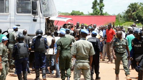 Deux journalistes français violemment arrêtés par la police en Centrafrique - ảnh 1