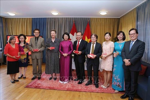 Dang Thi Ngoc Thinh rencontre des représentants de la communauté vietnamienne en Suisse - ảnh 1