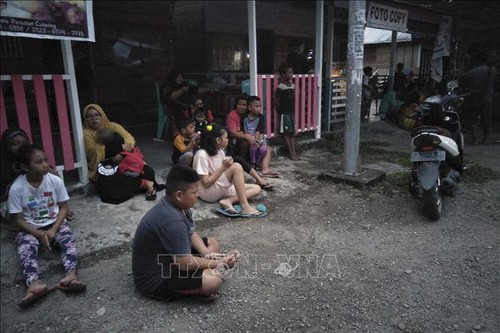 Indonésie: deux morts, des milliers de réfugiés après un violent séisme - ảnh 1