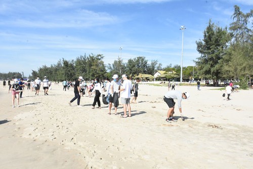 Camp d’été 2019: assainir la plage My Khê à Quang Ngai - ảnh 1