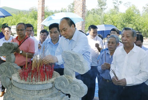 Nguyên Xuân Phuc rend hommage aux martyrs de Quang Nam - ảnh 1