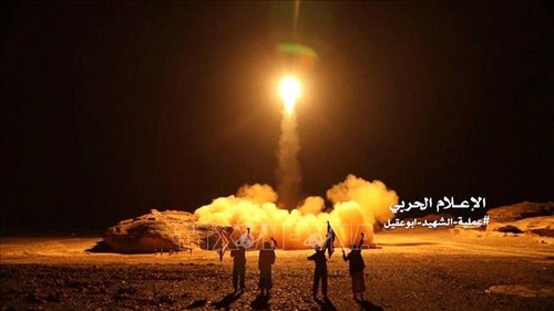 Les rebelles houthis du Yémen affirment avoir tiré 10 missiles contre un aéroport saoudien - ảnh 1