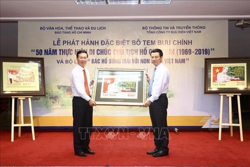 Publication d’un timbre sur le Président Hô Chi Minh - ảnh 1