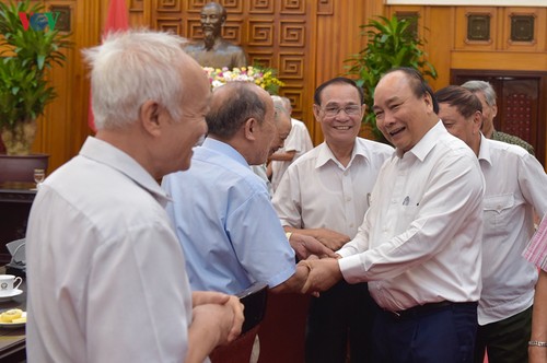Nguyên Xuân Phuc rencontre des personnes qui ont connu de près le Président Hô Chi Minh - ảnh 1