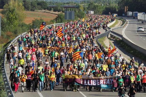 Les indépendantistes catalans en marche contre la condamnation de leurs dirigeants - ảnh 1
