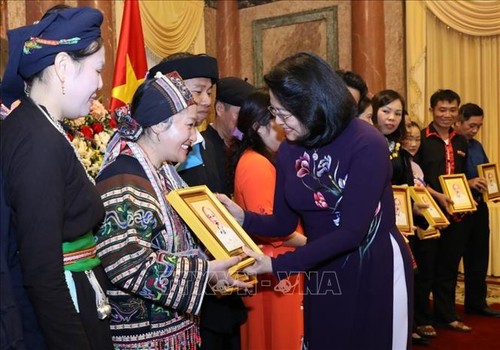 La vice-présidente Dang Thi Ngoc Thinh reçoit des minorités ethniques de Hà Giang - ảnh 1