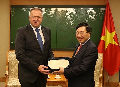 Pham Binh Minh reçoit le ministre slovène de l'Économie - ảnh 1