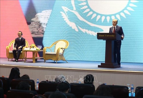 Le président de la Chambre basse kazakh visite l’Université de Hanoi - ảnh 1
