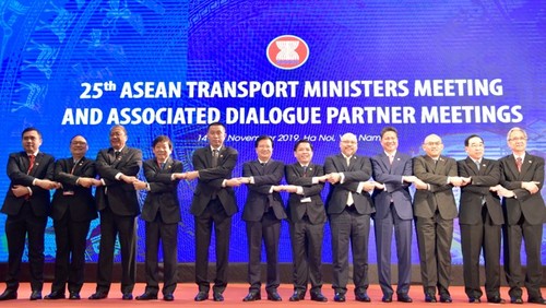 Ouverture de la 25e conférence des ministres du Transport de l’ASEAN - ảnh 1