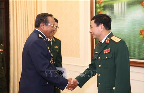 Un commandant de l'Armée de l'air cambodgienne au Vietnam - ảnh 1