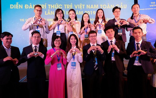 Clôture du 2e forum des jeunes intellectuels vietnamiens  - ảnh 1