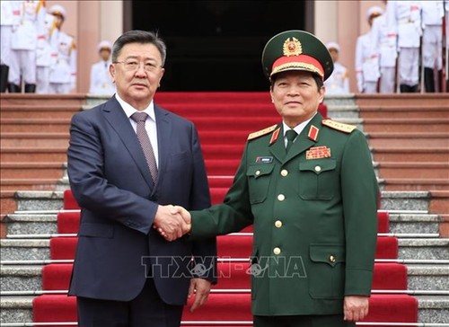 Le ministre de la Défense de la Mongolie en visite officielle au Vietnam - ảnh 1