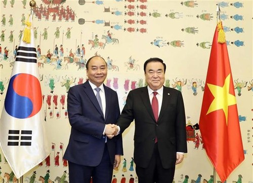 Le Premier ministre Nguyên Xuân Phuc rencontre le président de l’Assemblée nationale sud-coréenne - ảnh 1