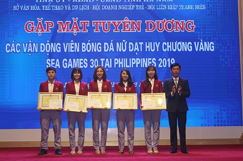 Hà Nam honore les footballeuses médaille d’or aux SEA Games 30 - ảnh 1