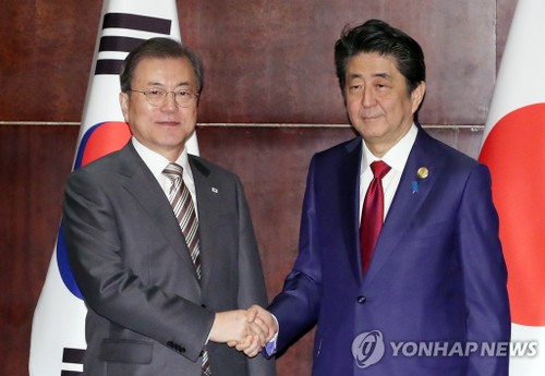 Moon Jae-in et Abe Shinzo souhaitent améliorer les relations Séoul-Tokyo - ảnh 1