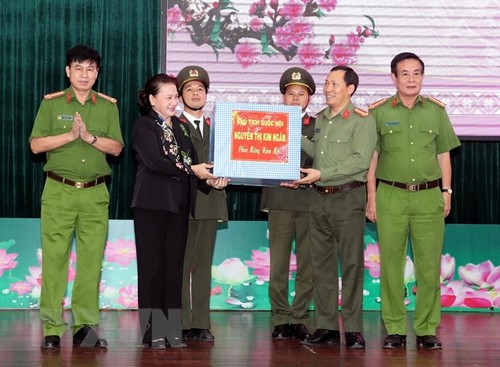 Nguyên Thi Kim Ngân présente ses vœux de Nouvel an à la police de Dak Lak  - ảnh 1