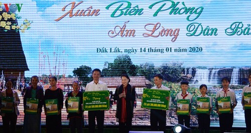 Nguyên Thi Kim Ngân participe au «Printemps dans les villages frontaliers»  - ảnh 1